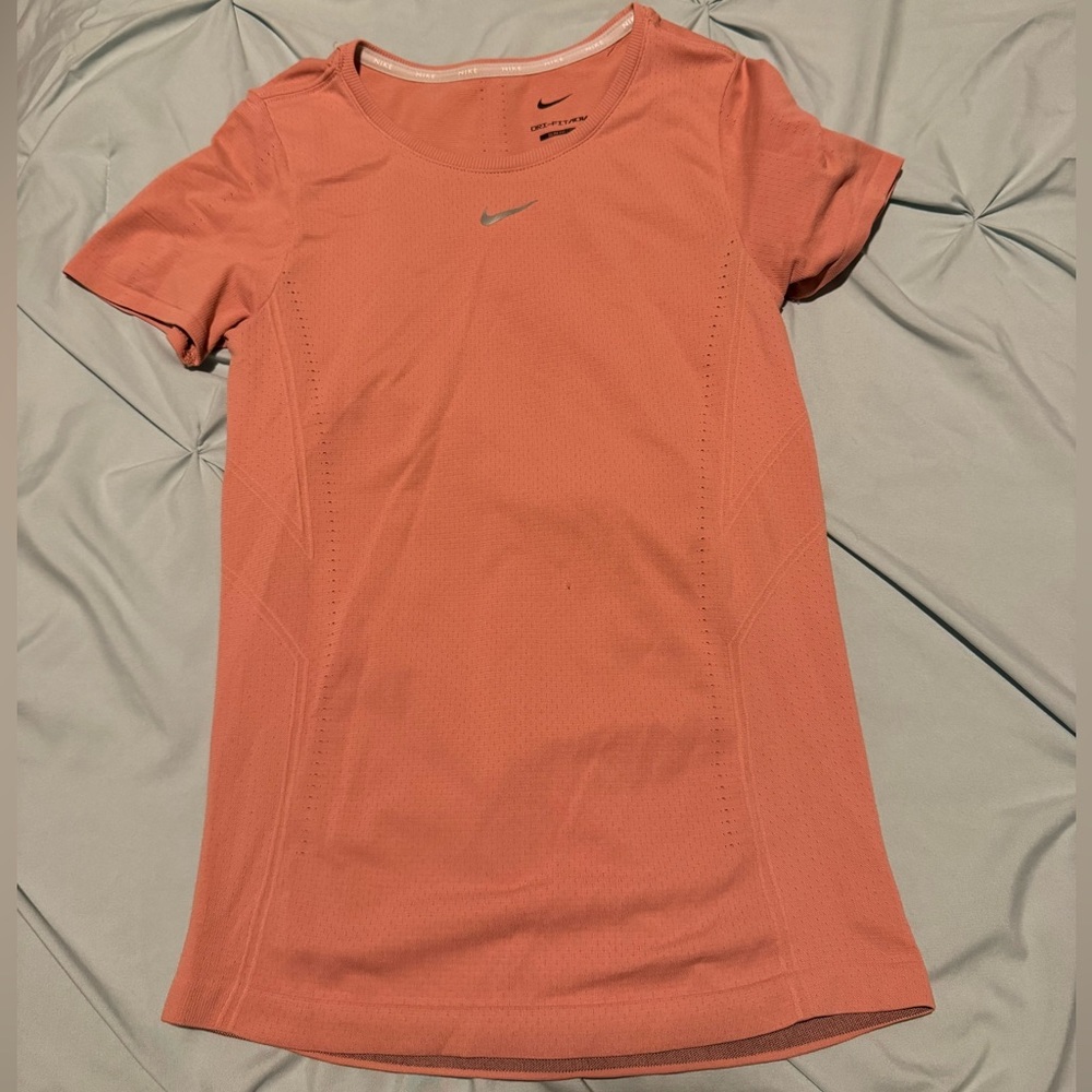 Nike Dri-FIT ADV Aura Women's Coral (Red Stardust) Slim-Fit Short-Sleeve Top